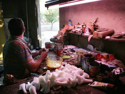  Un trabajador en un taller de pegado de tacones para el calzado en Elche.