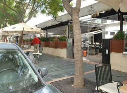 Vista del local de Marbella donde anoche fue asesiando a balazos un ciudadano francés.