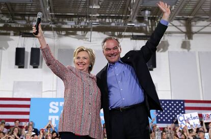 Tim Kaine junto a la candidata demócrata la semana pasada en Virginia.