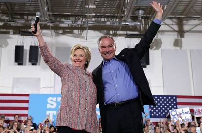 Tim Kaine junto a la candidata dem&oacute;crata la semana pasada en Virginia. 