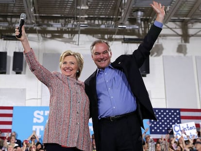 Tim Kaine junto a la candidata dem&oacute;crata la semana pasada en Virginia. 