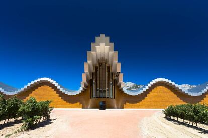 Exterior de la bodega Ysios, en la localidad de Laguardia (Rioja Alavesa).