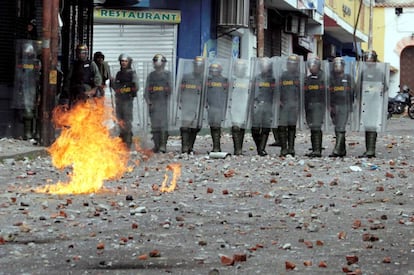 Fuerzas de seguridad venezolanas forman una guardia en la ciudad de Táchira. Las protestas contra el presidente Maduro se extendieron a diferentes puntos del país