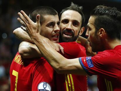 Morata, Juanfran y Cesc celebran un gol.