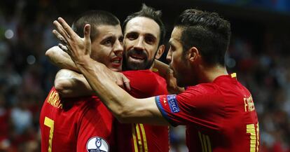 Morata, Juanfran y Cesc celebran un gol.