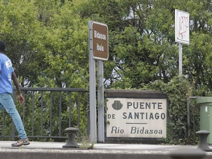 Dos migrantes intentan este jueves cruzar el puente sobre el río Bidasoa que separa España de Francia.