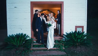 Fotograma de la escena de la boda en la serie 'Love Story: John F. Kennedy Jr. y Carolyn Bessette'.