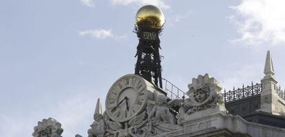 Reloj en la fachada de la sede del Banco de Espa&ntilde;a, en la Plaza de Cibeles en Madrid. EFE/Archivo