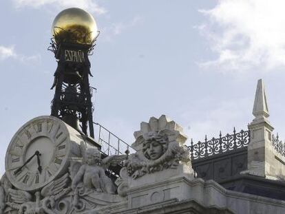 Reloj en la fachada de la sede del Banco de Espa&ntilde;a, en la Plaza de Cibeles en Madrid. EFE/Archivo