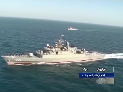Imagen difundida por la cadena iraní TV IRIB de la fragata 'Jamaran', en unos ejercicios en el golfo de Omán.