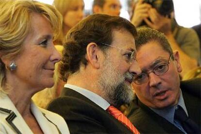 Esperanza Aguirre, Mariano Rajoy y Alberto Ruiz-Gallardón, en la reunión del grupo municipal del PP.