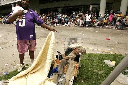 Un hombre con un bebé en brazos descubre un cadáver junto al Centro de Convenciones de Nueva Orleans.