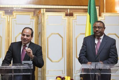 El presidente egipcio Abdelfatá al Sisi (izquierda) y el primer ministro etíope Hailemariam Desalegn tras la firma del acuerdo.