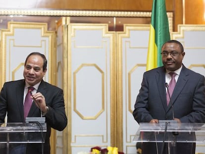 El presidente egipcio Abdelfatá al Sisi (izquierda) y el primer ministro etíope Hailemariam Desalegn tras la firma del acuerdo.