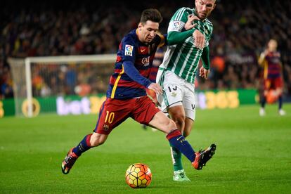 Messi y Digard luchan por el balón.