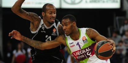 El base del Baskonia Darius Adams intenta superar al rival Tarence Kinsey. 