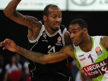 El base del Baskonia Darius Adams intenta superar al rival Tarence Kinsey. 