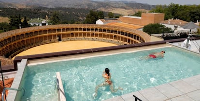 Una pareja en la piscina del hotel Catalonia en Ronda (Málaga)