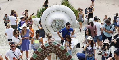 Turistas en la zona monumental del Park Güell de Barcelona.