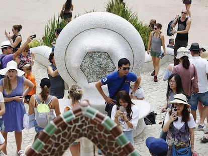 Turistas en la zona monumental del Park Güell de Barcelona.