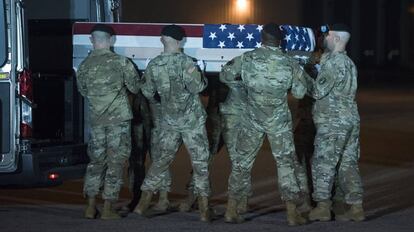 Soldados estadounidenses transportan los restos de su compañero Elis barreto Ortiz, muerto en un atentado en Kabul el pasado 5 de septiembre.