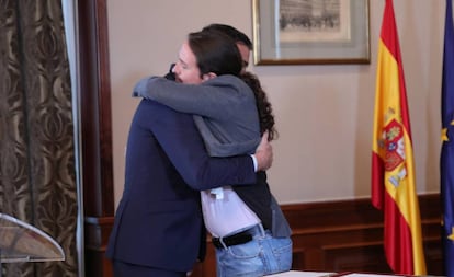 El abrazo de coalición de Pedro Sánchez y Pablo Iglesias.