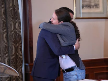 El abrazo de coalición de Pedro Sánchez y Pablo Iglesias.