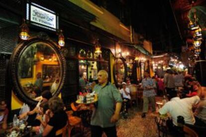 Mesas del café El Fishawy, en el gran bazar Khan Al-Khalili de El Cairo.