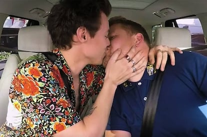 El cantante Harry Styles y James Corden se dan un beso en la boca durante el espacio 'Carpool Karaoke'.