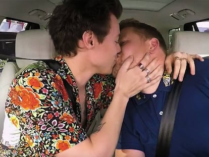 El cantante Harry Styles y James Corden se dan un beso en la boca durante el espacio 'Carpool Karaoke'.