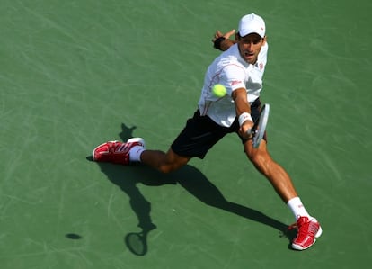Djokovic golpea la pelota ante Wawrinka.