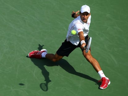 Djokovic golpea la pelota ante Wawrinka.