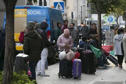 Solicitantes de asilo esperan en la puerta para ser atendidos y poder pasar la noche. 