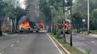 Camiones quemados, bloqueando una avenida en Tl&aacute;huac el d&iacute;a del operativo. 