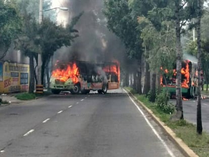 Camiones quemados, bloqueando una avenida en Tl&aacute;huac el d&iacute;a del operativo. 