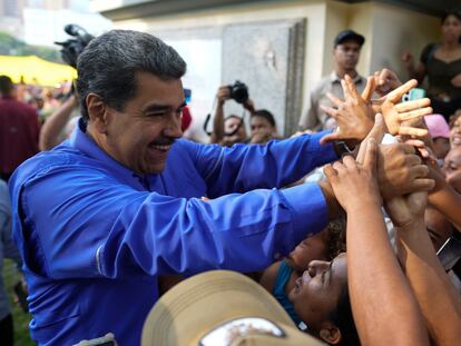 Venezuelan President Nicolás Maduro greets his followers during a march of evangelical women, this Wednesday in Caracas.