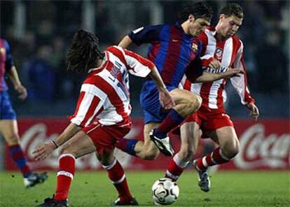 Lequi y Nano intentan frenar a Luis García en un Barça-Atlético.