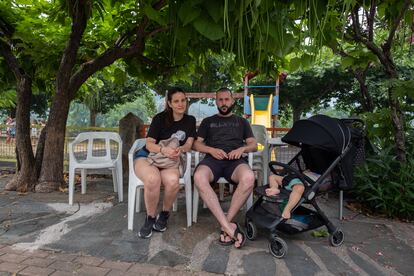 Arantxa González y Jonatan Martínez, de 30 años, han venido desde Murcia a pasar unos días de vacaciones y visitar a su familia de Nuñomoral. Cuando se enteraron del incendio dudaron si venir o no, pues Nuñomoral es uno de los pueblos que está preparado ante una posible evacuación. 