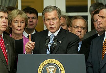 El presidente Bush, rodeado de miembros de la Cámara de Representantes, ayer en la Casa Blanca. PLANO MEDIO - RETRATO