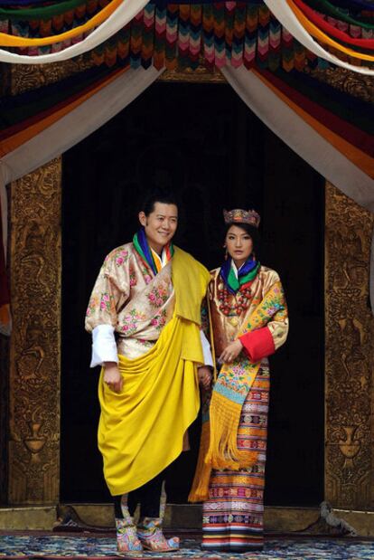 Jigme Khesar Namgyel Wangchuck, rey de Bután, y su esposa, Jetsun Pema.