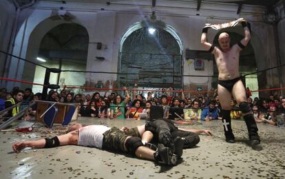 El luchador Padre Paolo se proclama campeón Extremo de la Triple W tras derrotar a Ruky y Trash-Man, ambos derrotados en sobre la lona.