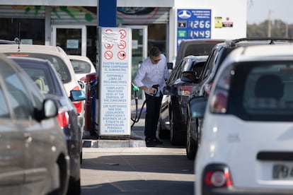 Un hombre echa gasolina a su coche en una estación de servicio en Sevilla.
