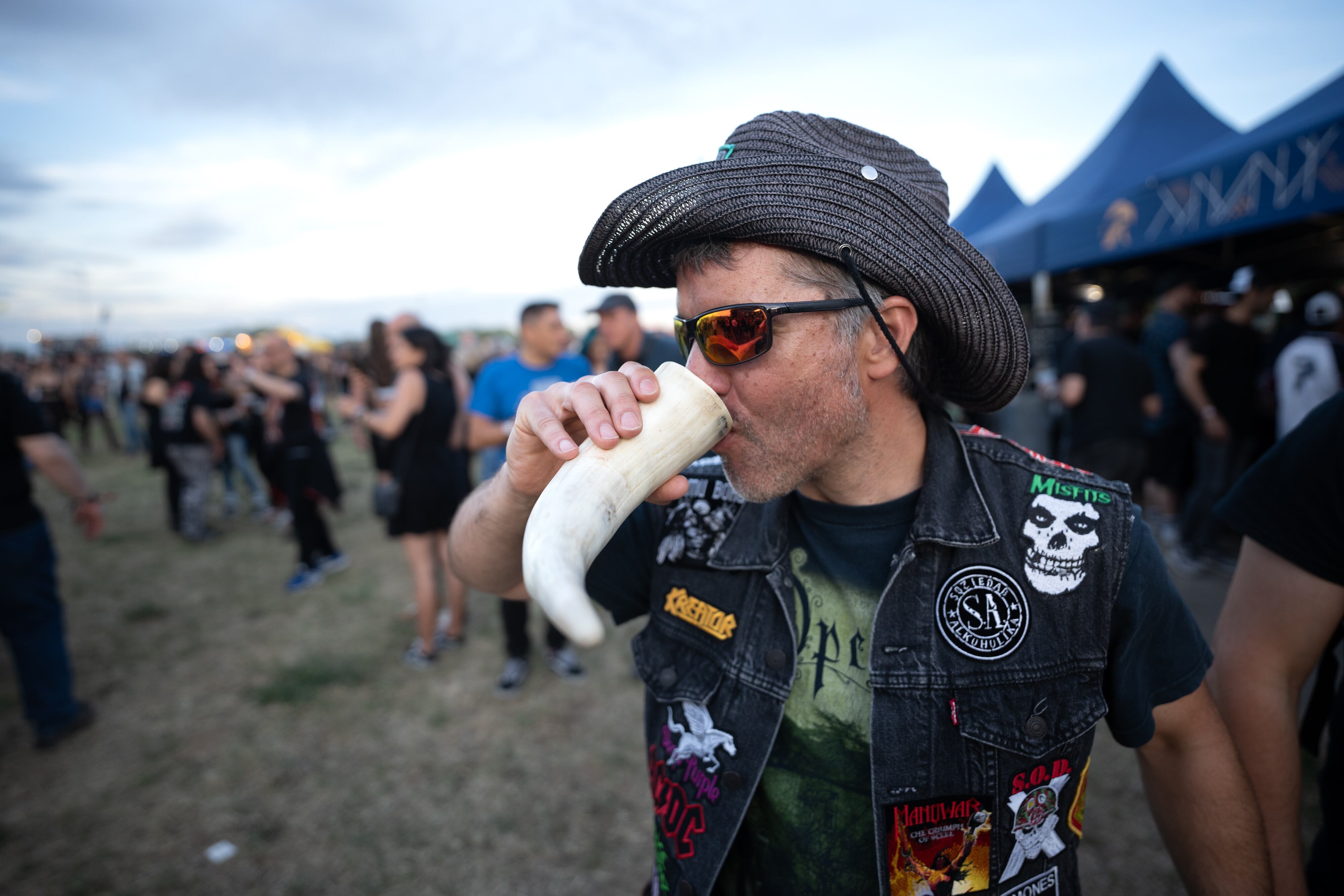 Un asistente al Festival bebe cerveza de un cuerno.
