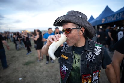 Un asistente al Festival bebe cerveza de un cuerno.