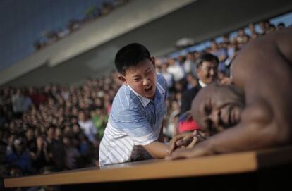 Bob Sapp, 'A Besta', durante queda de braço com um jovem em Pyongyang.