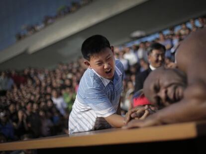 Bob Sapp, 'A Besta', durante queda de braço com um jovem em Pyongyang.