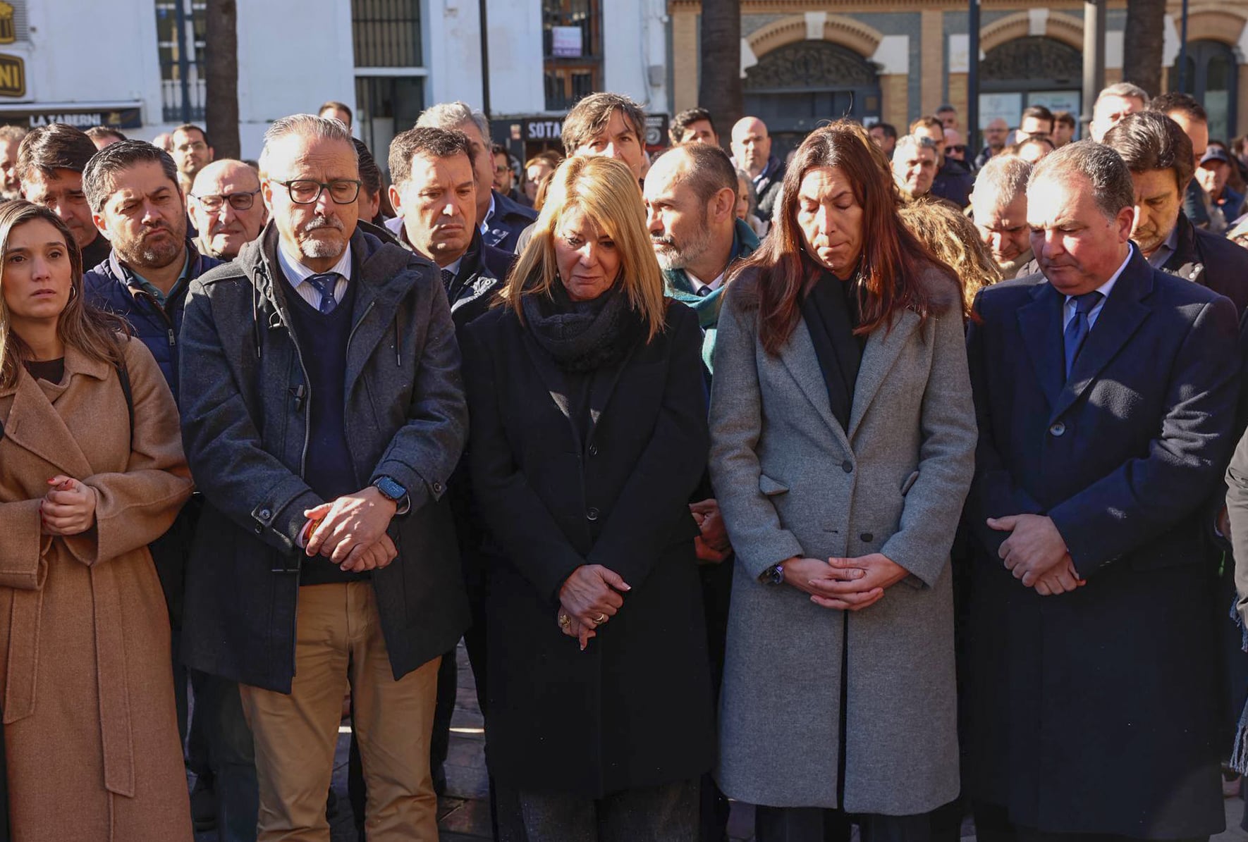 Minuto de silencio por las víctimas del accidente de tren de Adamuz, este lunes en Huelva. En el centro, la alcaldesa de Huelva, Pilar Miranda.