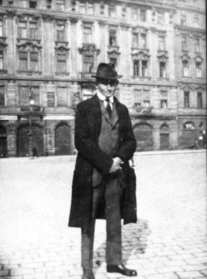 Frank Kafka, en la Plaza de la Ciudad Vieja de Praga, hacia 1920.