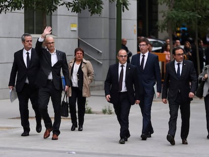 Des de l'esquerra, Joaquim Forn, Raül Romeva, Dolors Bassa, Jordi Turull, Carles Mundó, Josep Rull i Meritxell Borràs, l'any passat a la seva arribada al Suprem.