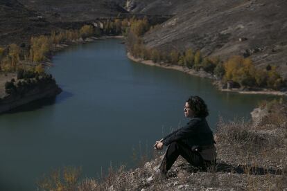 La autora Montserrat Iglesias, en los alrededores del pantano de Linares, en el Parque Natural de las Hoces del Riaza (Segovia).